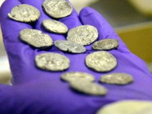 Um tesouro de 70 mil moedas encontrado em 2012 na ilha de Jersey pode ter sido escondido dos fiscais de impostos romanos - Foto: Divulgação