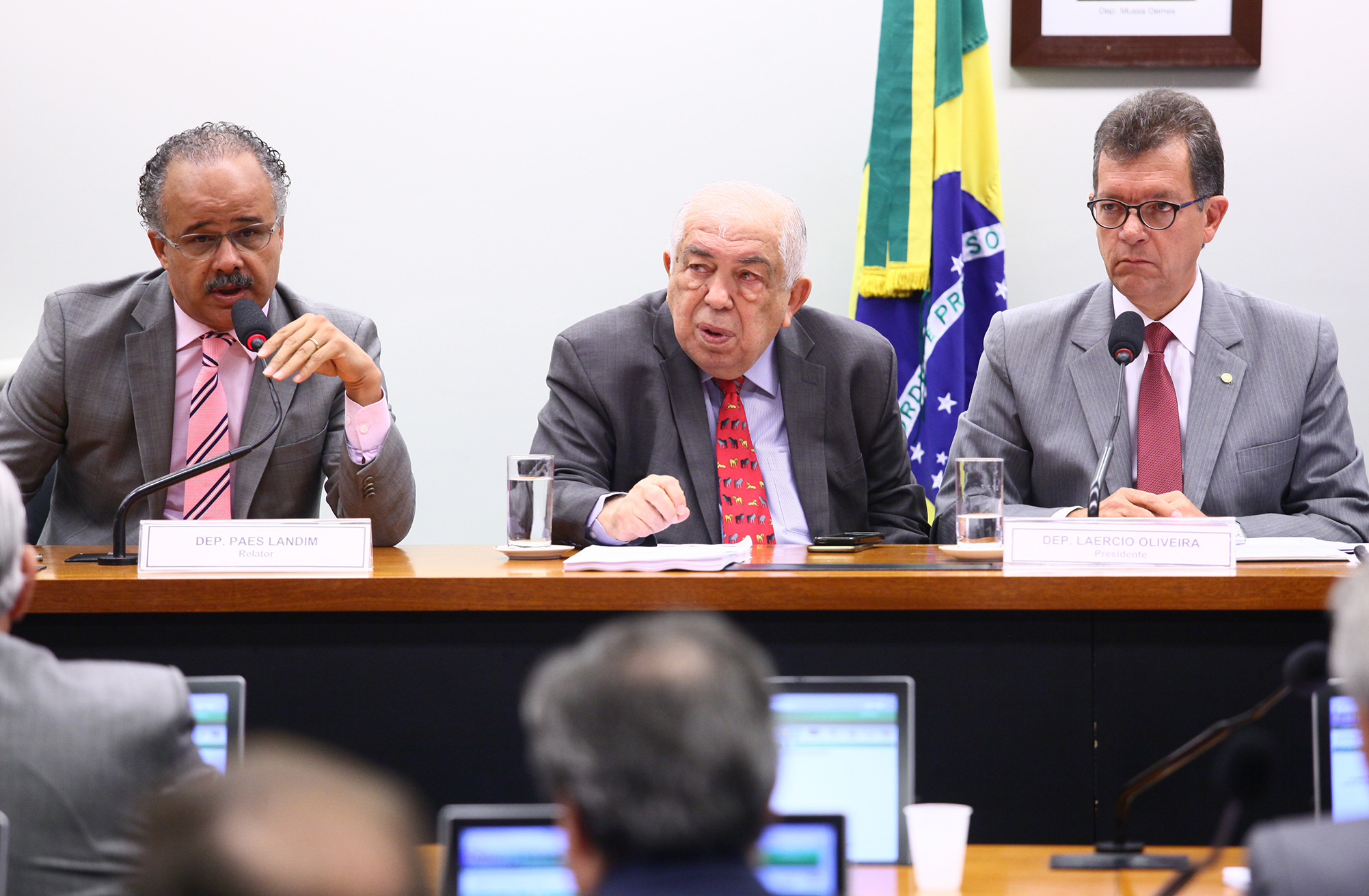 O autor da proposta, Vicente Cândido, o relator, Paes Landim, e o presidente da comissão especial, Laercio Oliveira, esperam votar a proposta nesta terça-feira (23)