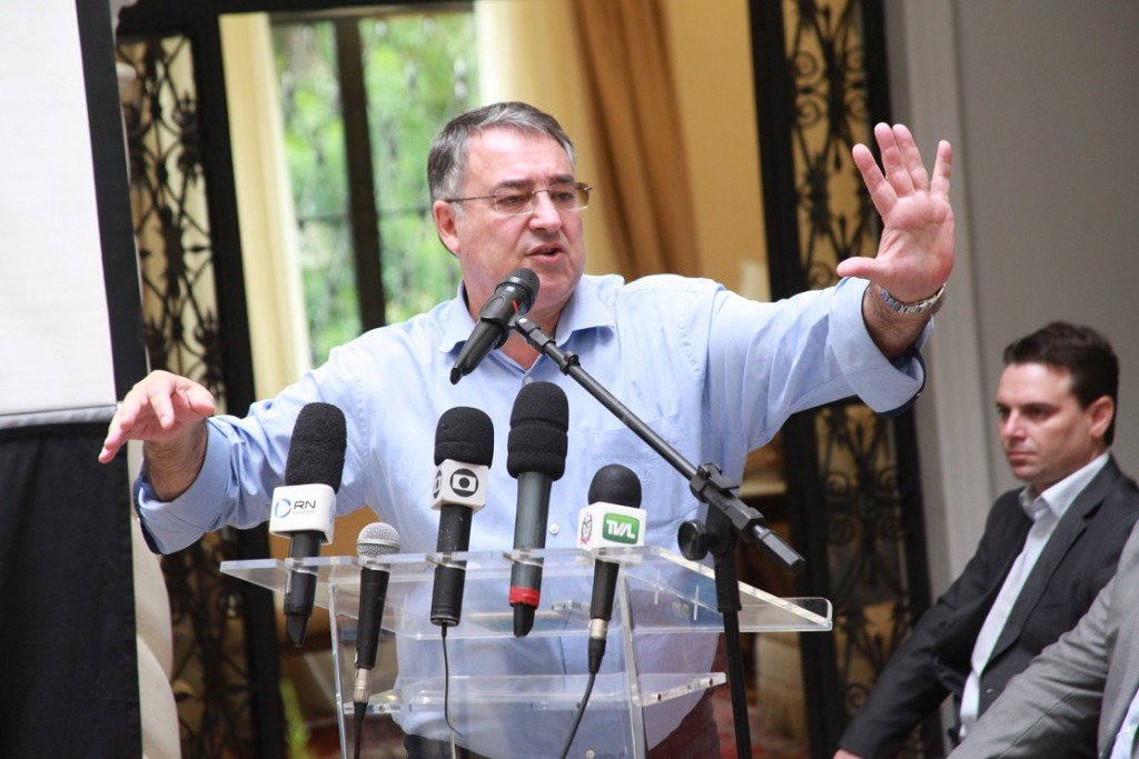 Governador Raimundo Colombo, durante anúncio das medidas para contenção de gastos FOTO: Fábio Queiroz/Agência AL