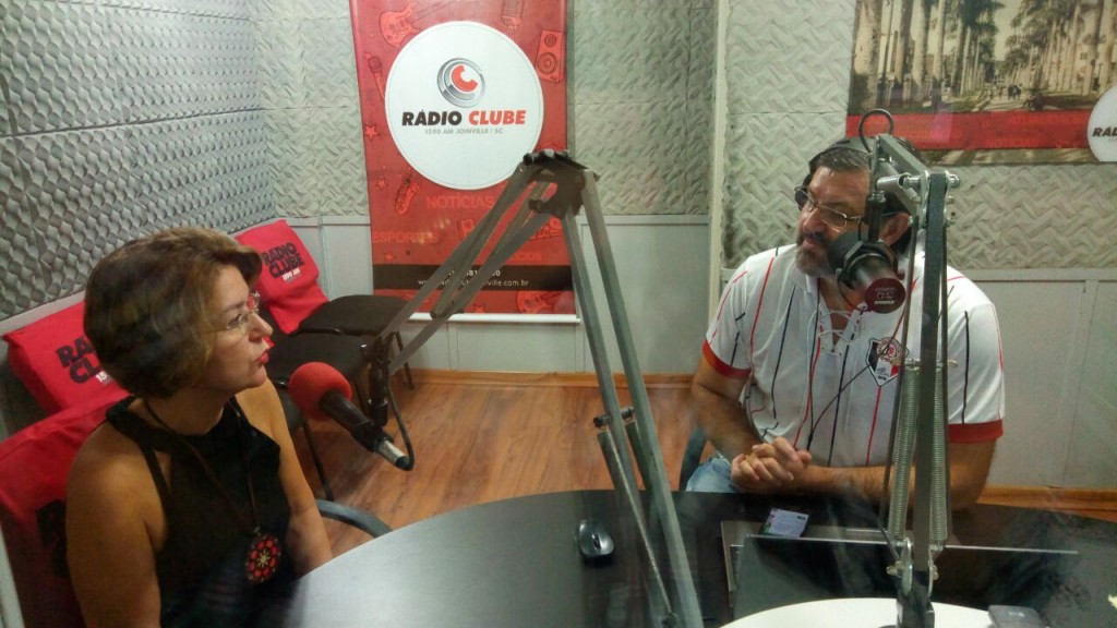 Diretora Maria Salete fazendo um balanço do Declare Certo na Rádio Clube de Joinville - Foto: Assessoria