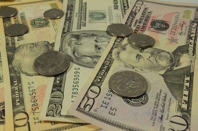 Dólar encosta em R$ 3,32 e fecha no maior valor em três meses