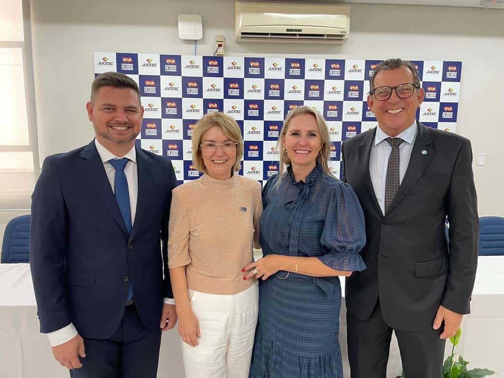 O novo presidente da Jucesc, Fernando Baldissera, ao seu lado a presidente do Sescon/SC, Maria Salete, a nova vice-presidente, Fabiana Everling e o presidente do Sescon GF, José Carlos de Souza - Foto: Assessoria